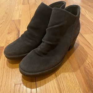 Fly London Wezo Relaxed Zip up Booties